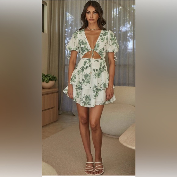 Selfie Leslie Sylvie Shirred Layered Hem Floral Dress Olive/White Smocked Small - Picture 2 of 12